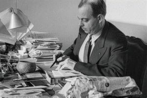 Saint-Exupery en train d'écrire-2