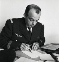 Saint-Exupery en train d'écrire